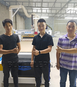 新款1325圓盤(pán)自動(dòng)換刀開(kāi)料機(jī)